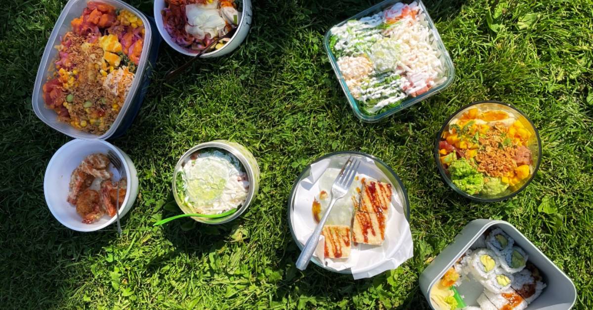 Zero-waste picnic in the park with reusable containers.